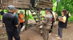 遭毒瘾母遗弃常年与狗为伴 八岁童见人只会汪汪叫